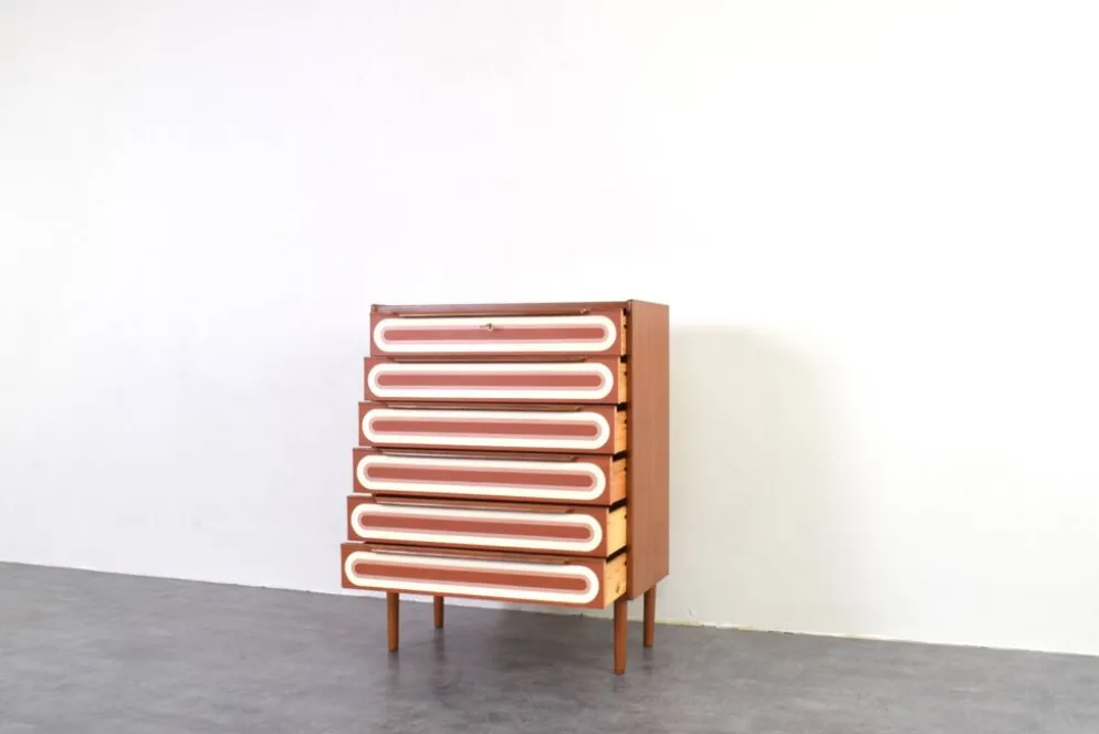 Commode en teck peinte à la main, style Op-Art des années 1960.