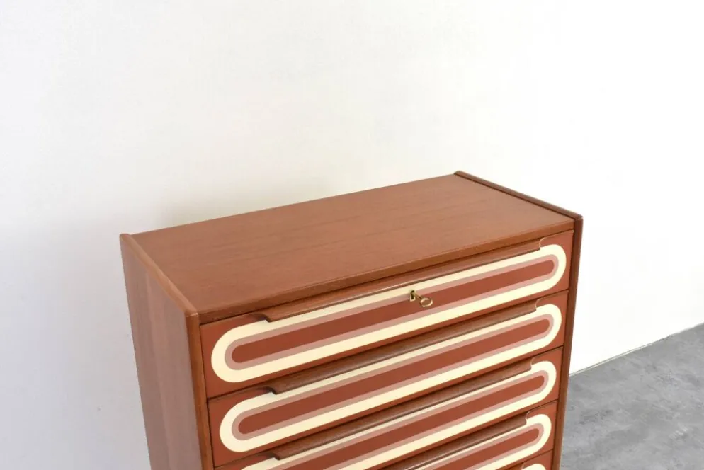 Commode en teck peinte à la main, style Op-Art des années 1960.