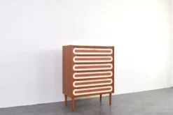 Commode en teck peinte à la main, style Op-Art des années 1960.