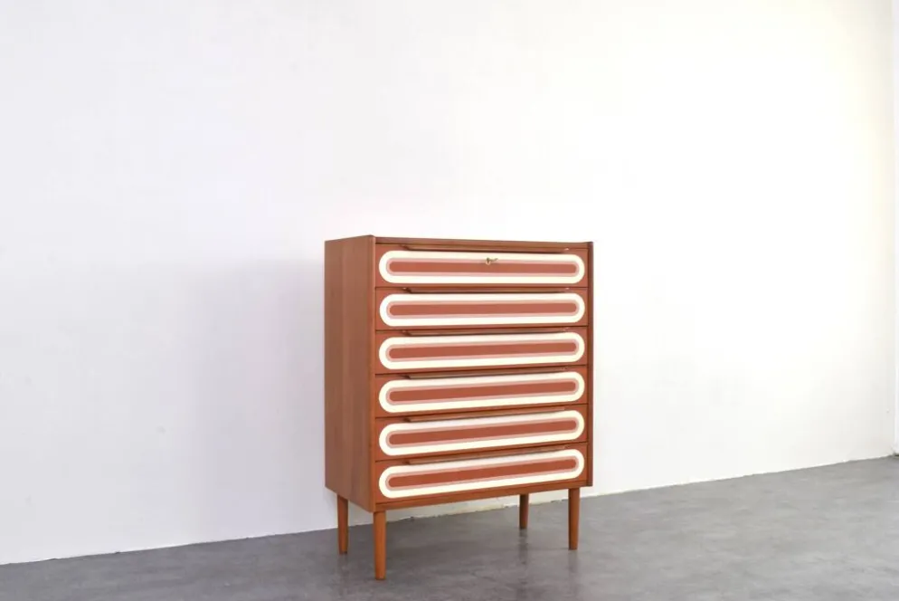 Commode en teck peinte à la main, style Op-Art des années 1960.