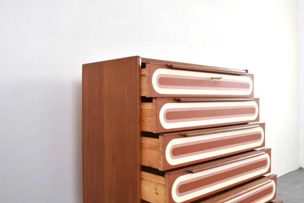 Commode en teck peinte à la main, style Op-Art des années 1960.