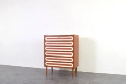 Commode en teck peinte à la main, style Op-Art des années 1960.