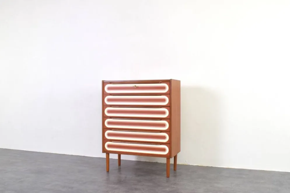 Commode en teck peinte à la main, style Op-Art des années 1960.