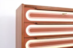 Commode en teck peinte à la main, style Op-Art des années 1960.