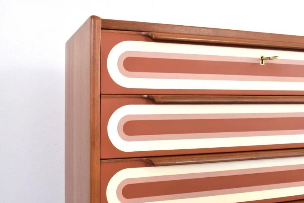 Commode en teck peinte à la main, style Op-Art des années 1960.
