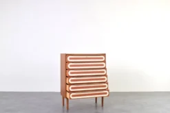 Commode en teck peinte à la main, style Op-Art des années 1960.