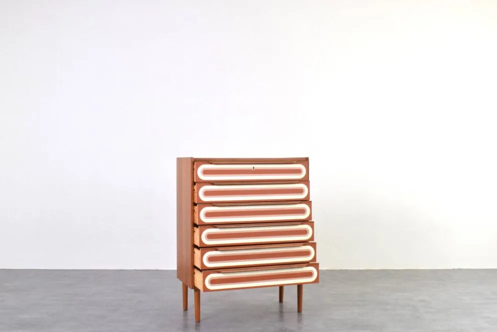 Commode en teck peinte à la main, style Op-Art des années 1960.