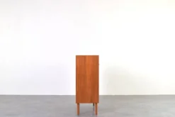 Commode en teck peinte à la main, style Op-Art des années 1960.