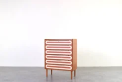 Commode en teck peinte à la main, style Op-Art des années 1960.