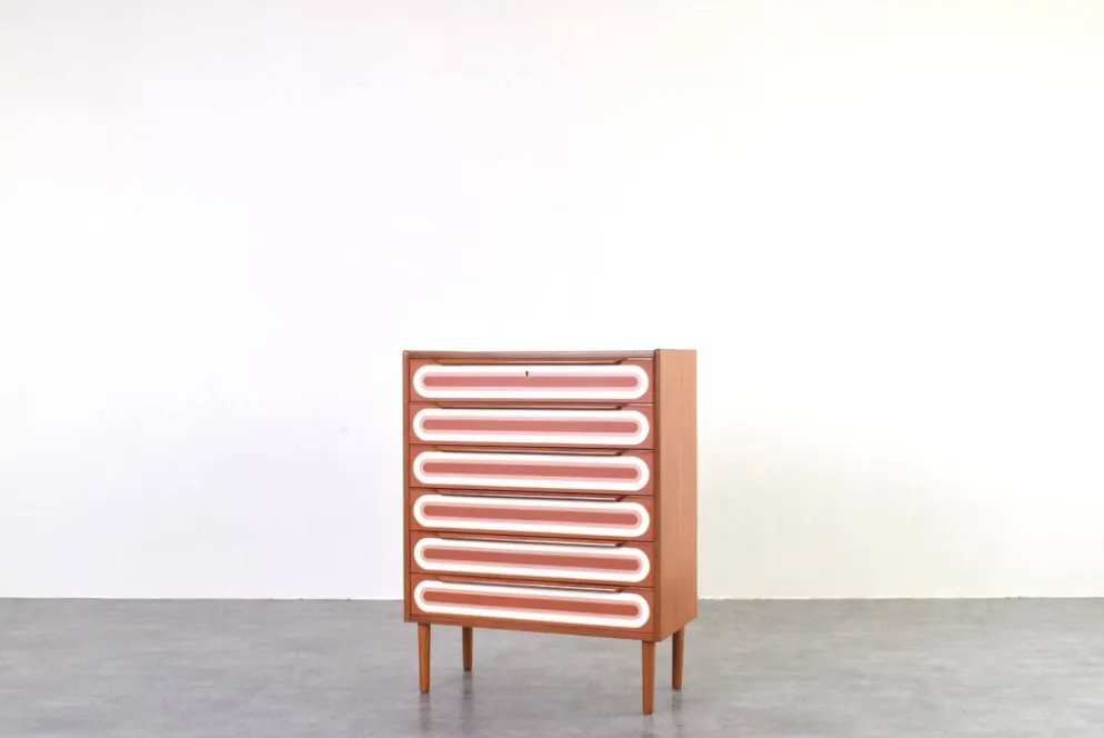 Commode en teck peinte à la main, style Op-Art des années 1960.