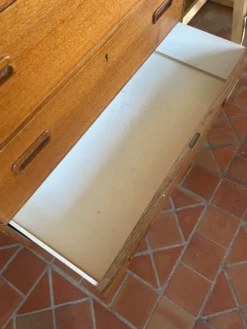 Commode en teck quatre tiroirs
