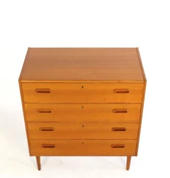 Commode en teck quatre tiroirs