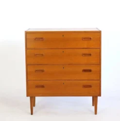 Commode en teck quatre tiroirs
