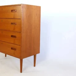 Commode en teck quatre tiroirs