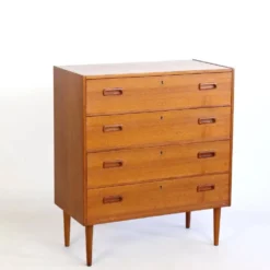 Commode en teck quatre tiroirs