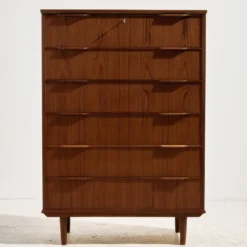 Commode en teck restaurée avec six tiroirs