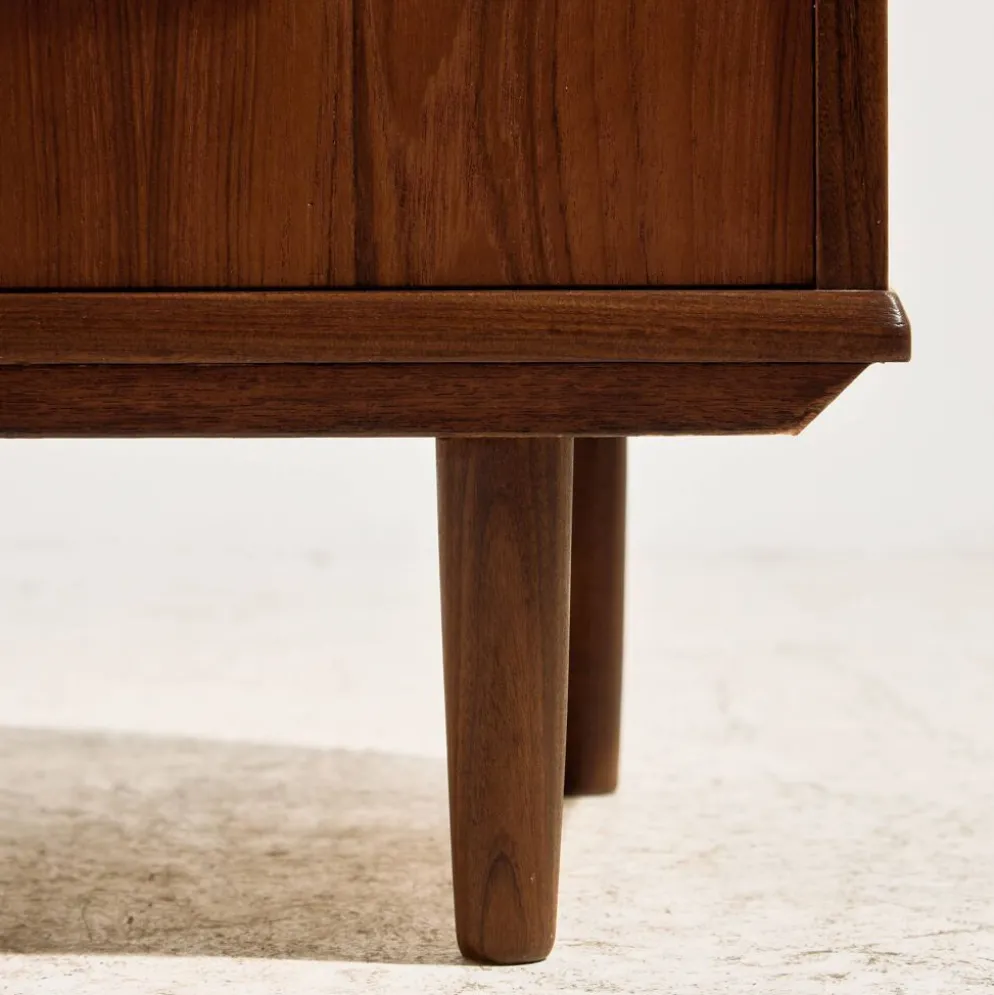 Commode en teck restaurée avec six tiroirs