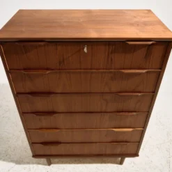 Commode en teck restaurée avec six tiroirs