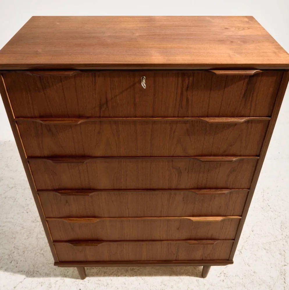 Commode en teck restaurée avec six tiroirs
