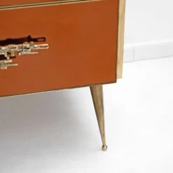 Commode en verre ambré avec détails en laiton, style mid-century modern