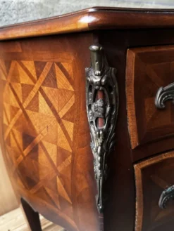 Commode galbée