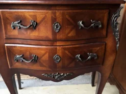 Commode galbée