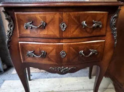 Commode galbée