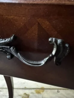 Commode galbée