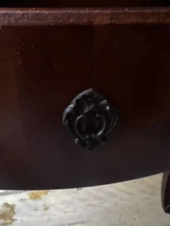 Commode galbée