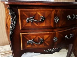 Commode galbée