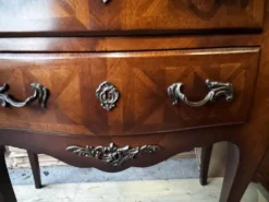 Commode galbée