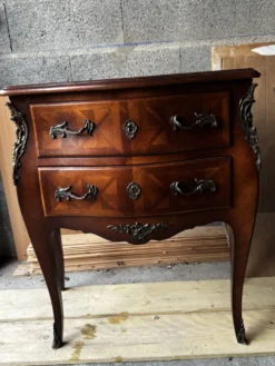 Commode galbée