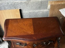Commode galbée
