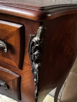 Commode galbée
