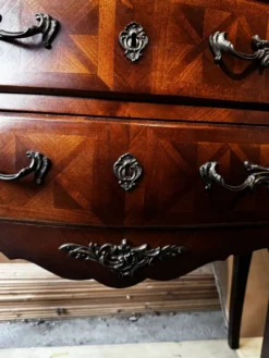 Commode galbée