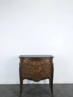 Commode galbée de style Louis XV en marqueterie florale dessus marbre noir