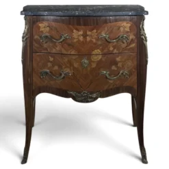 Commode galbée de style Louis XV en marqueterie florale dessus marbre noir
