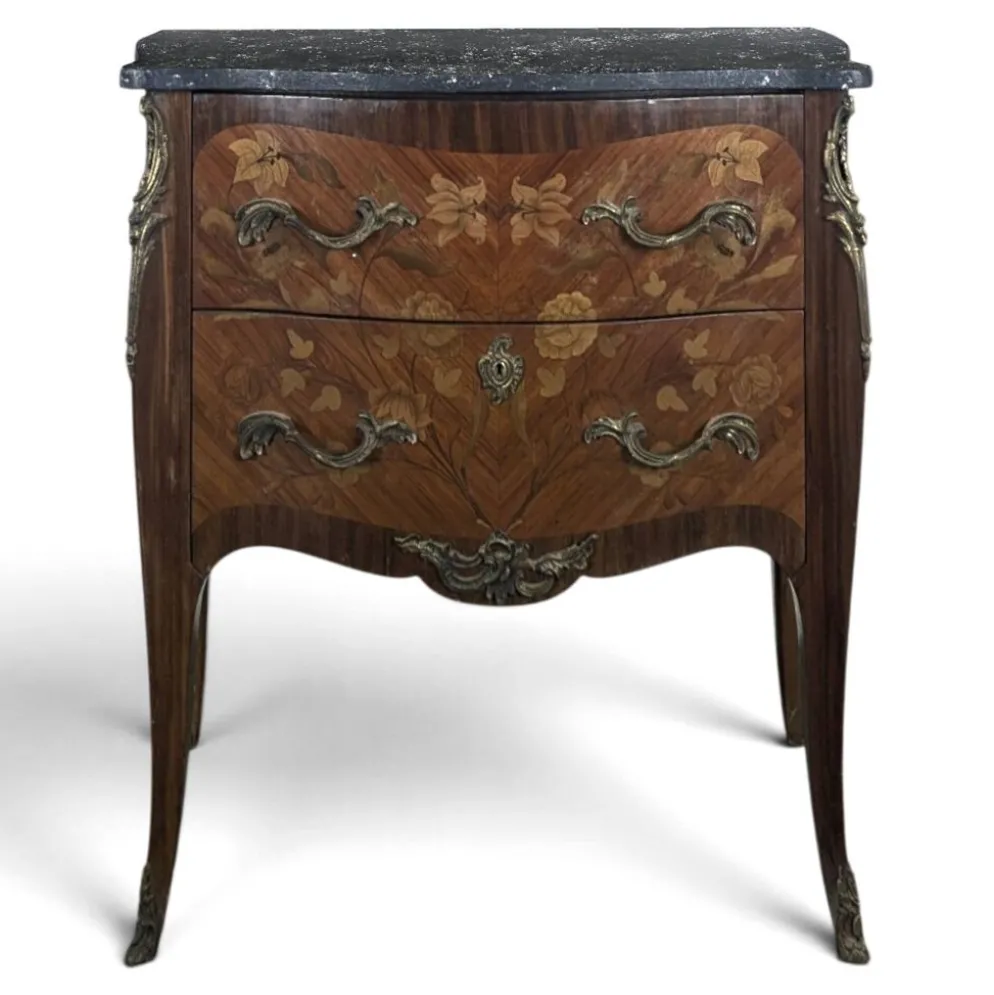 Commode galbée de style Louis XV en marqueterie florale dessus marbre noir