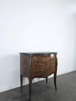 Commode galbée de style Louis XV en marqueterie florale dessus marbre noir