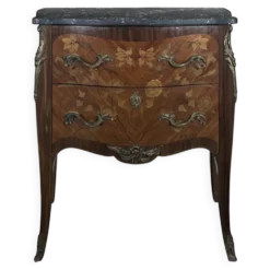 Commode galbée de style Louis XV en marqueterie florale dessus marbre noir