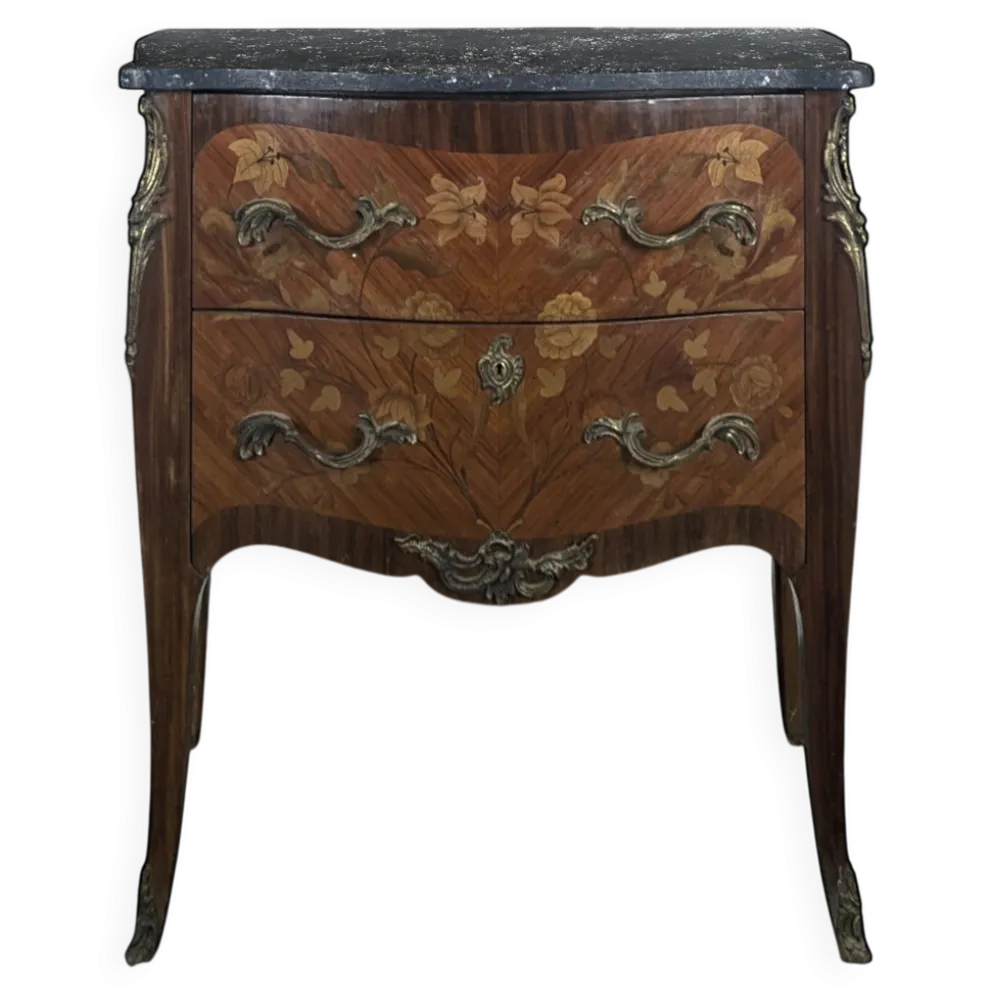Commode galbée de style Louis XV en marqueterie florale dessus marbre noir