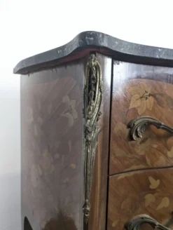 Commode galbée de style Louis XV en marqueterie florale dessus marbre noir