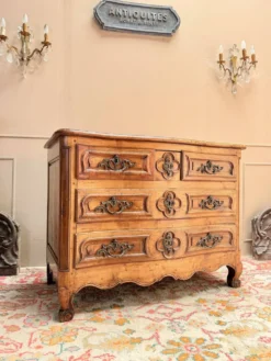 COMMODE GALBÉE EN NOYER TRAVAIL PROVINCIAL D’ÉPOQUE LOUIS XV XVIII EME