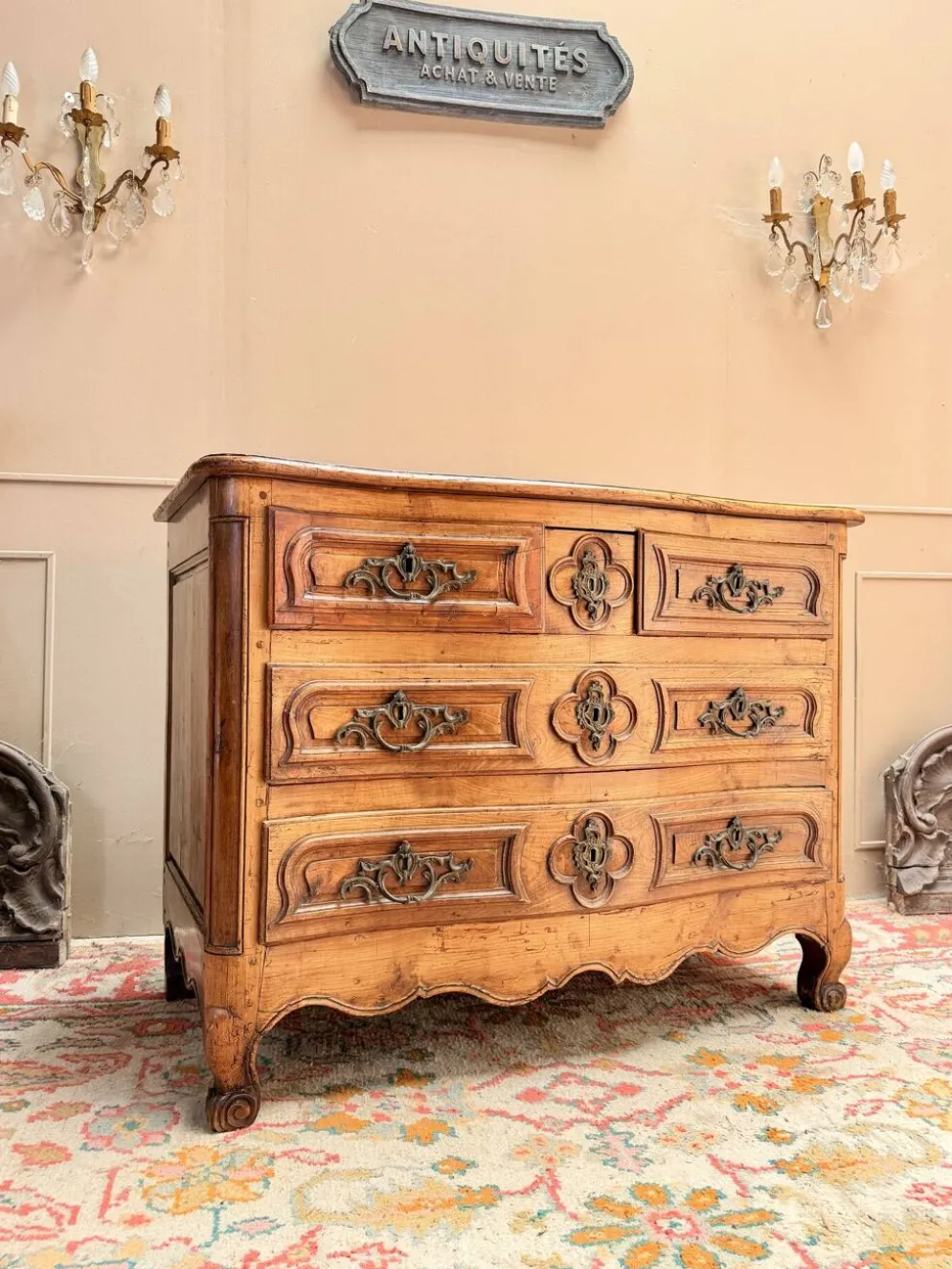 COMMODE GALBÉE EN NOYER TRAVAIL PROVINCIAL D’ÉPOQUE LOUIS XV XVIII EME
