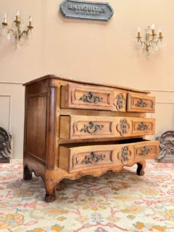 COMMODE GALBÉE EN NOYER TRAVAIL PROVINCIAL D’ÉPOQUE LOUIS XV XVIII EME