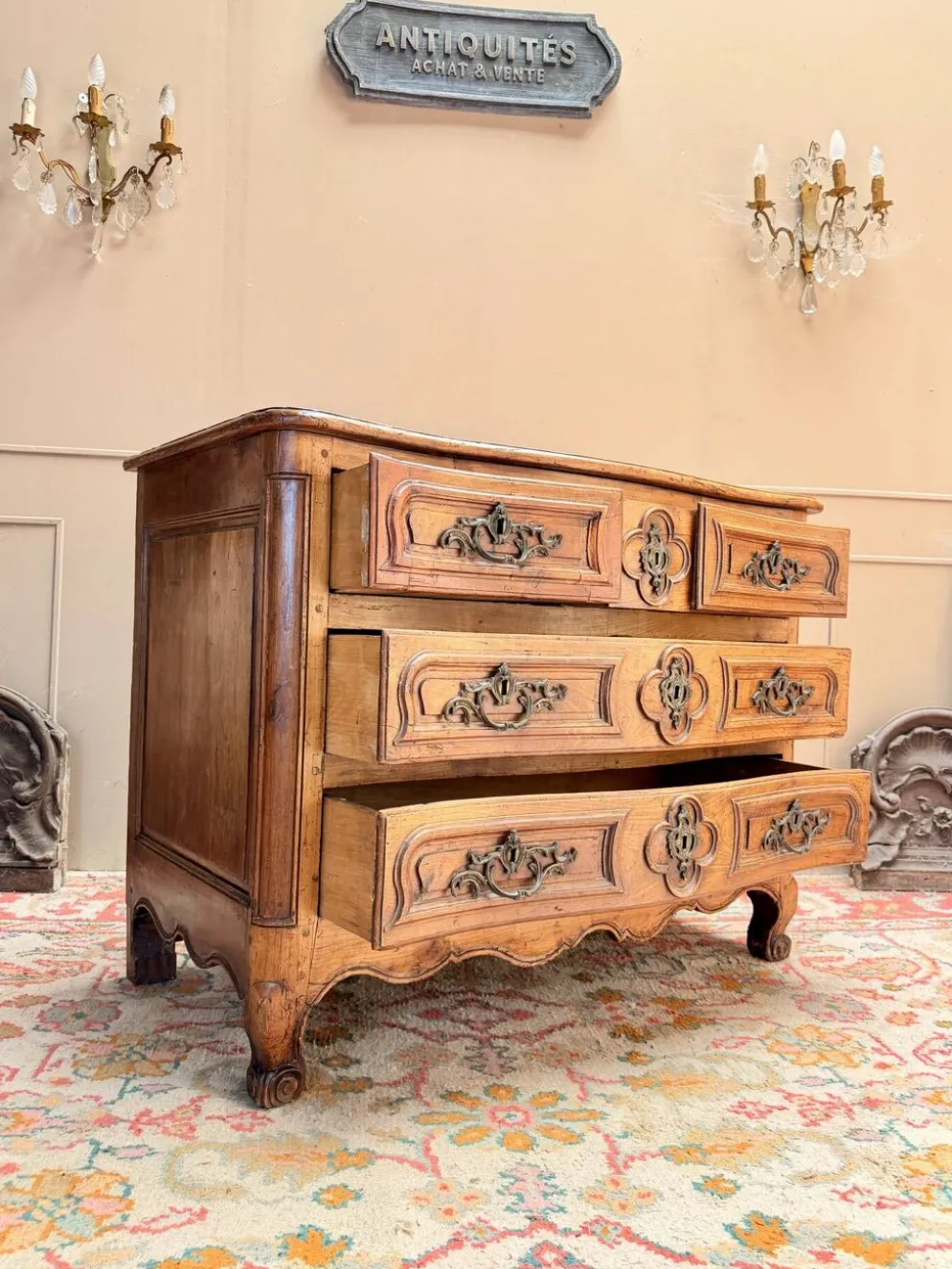 COMMODE GALBÉE EN NOYER TRAVAIL PROVINCIAL D’ÉPOQUE LOUIS XV XVIII EME