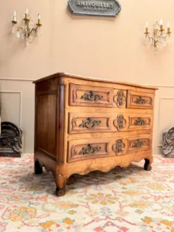 COMMODE GALBÉE EN NOYER TRAVAIL PROVINCIAL D’ÉPOQUE LOUIS XV XVIII EME