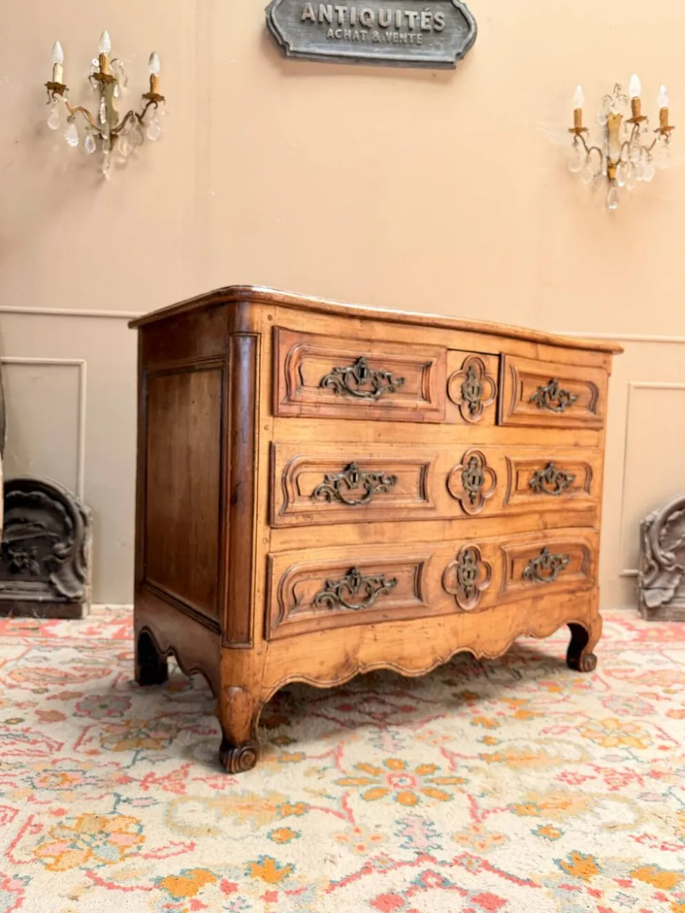 COMMODE GALBÉE EN NOYER TRAVAIL PROVINCIAL D’ÉPOQUE LOUIS XV XVIII EME