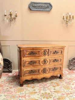 COMMODE GALBÉE EN NOYER TRAVAIL PROVINCIAL D’ÉPOQUE LOUIS XV XVIII EME