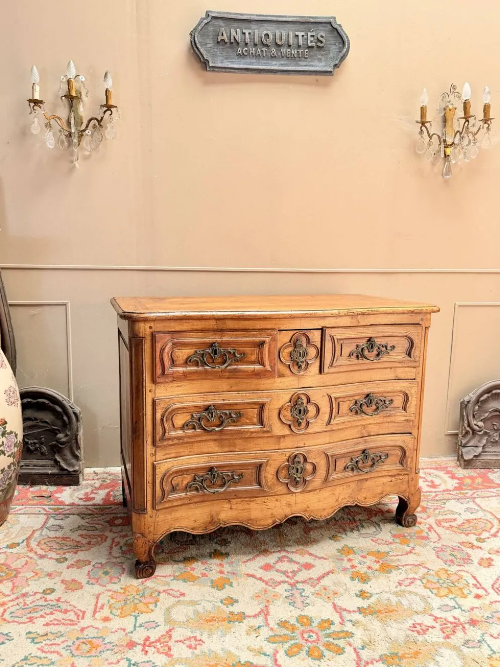 COMMODE GALBÉE EN NOYER TRAVAIL PROVINCIAL D’ÉPOQUE LOUIS XV XVIII EME